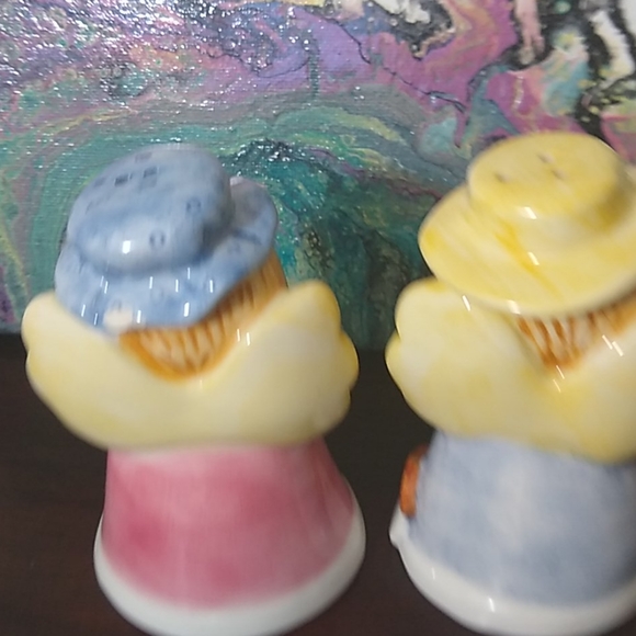 Adorable angelic Salt & Pepper shakers set - Picture 3 of 7